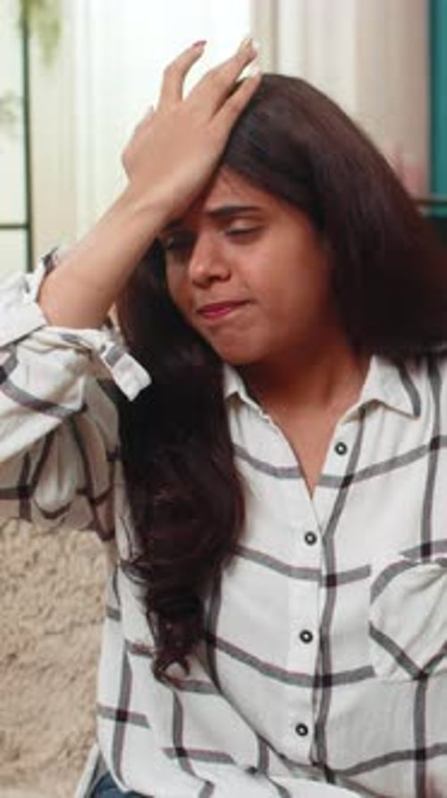 Femme indienne, Facepalm, réalisant une erreur embarrassée, regrettée, frustrée, adulte, gestuelle à l'intérieur