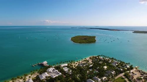 Boote, die von einer Luftdrohne oben im türkisfarbenen Wasser vor Anker gehen