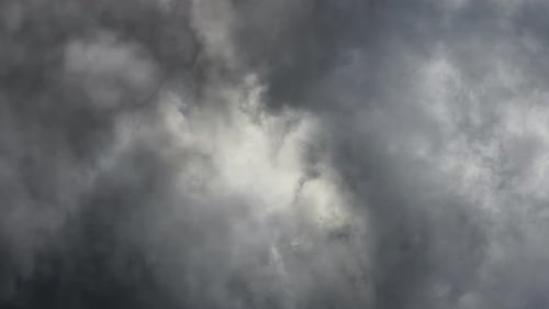 Blitzschlag mit Gewitterwolken 4k.