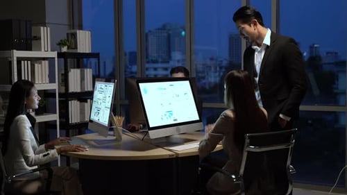 Planification des gens d'affaires avec réunion de brainstorming