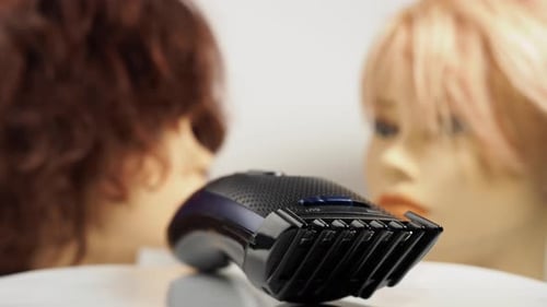 El cortapelos gira sobre el fondo del maniquí. Cortadora de pelo moderna.