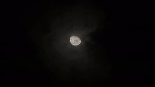 In einer schwarzen, bewölkten Nacht scheint der Vollmond am Himmel 2