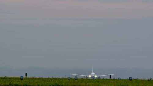 Avion de passagers décollant de la piste