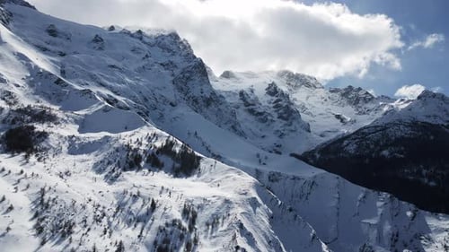 Drohnenaufnahme schneebedeckter Berggipfel im Winter