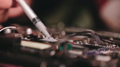 Reparatur des Laptop-Kühlsystems Trennen des Kabels und Entfernen der Kühlkühlernaht