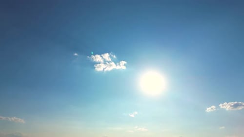 Sommerblauer Himmel, Wolkenverlauf, hellweißer Hintergrund. Schönheit: klar, wolkig, im Sonnenschein, ruhig, hell, w