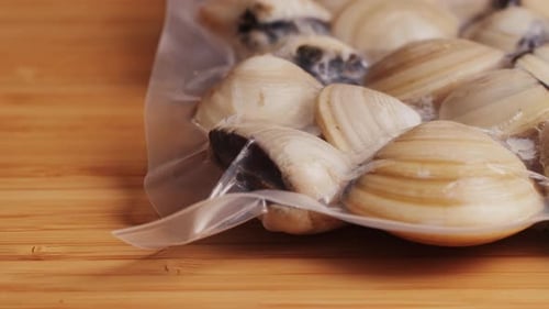 Marinara-Muscheln mit Knoblauchsauce, Zitrone und Petersilie, klassisches spanisches und französisches Gericht, Makro, Nahaufnahme