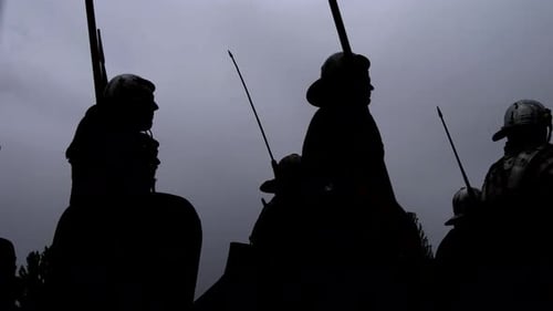 Gruppe epischer Armeen: Eine Truppe historischer Gladiatoren in Uniform zieht in den Krieg