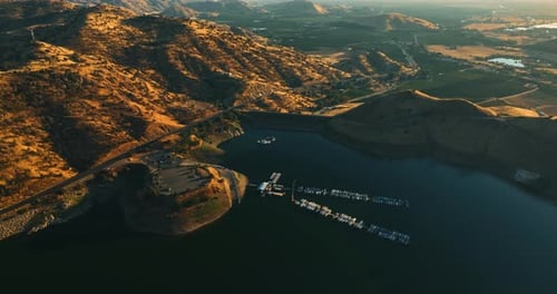 Wunderschöner See mit Anlegestelle für Yachten und Boote, umgeben von Bergen in Kalifornien.
