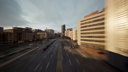 Vue aérienne en hyperlapse au-dessus de la circulation d'une grande ville