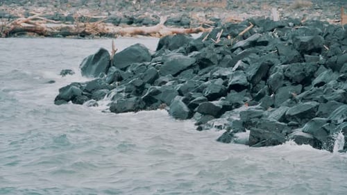 Video von Wellen, die auf See gegen Felsen prallen