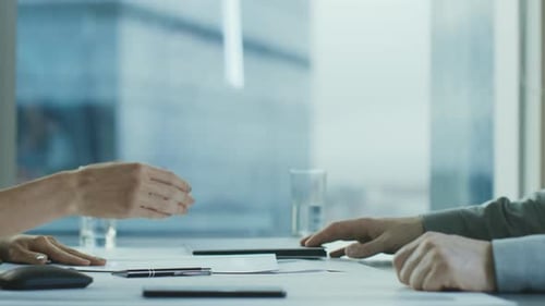 Close-up da empresária e do empresário fechando o negócio e apertando as mãos em um acordo. Clos