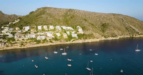 Wunderschöne Küstenstadt am Mittelmeer und Drohnenblick von Touristen beim Bootfahren