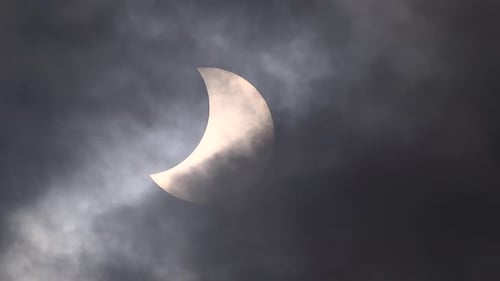 Erstaunliches Echtzeit-Rohmaterial von Naturphänomenen Sonnenfinsternis über Wolken und Wind