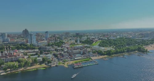 Blick vom Copter aus steht die Stadt am Ufer des Flusses