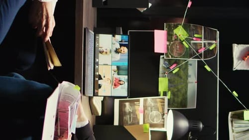 Detectives de vídeo vertical haciendo preguntas en una videollamada