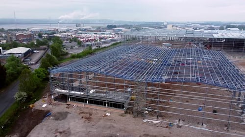 Montage d'un site de construction de bâtiments industriels (charpente en acier), vue aérienne