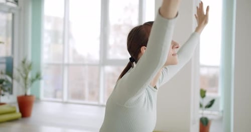 Femme mince faisant du yoga en studio