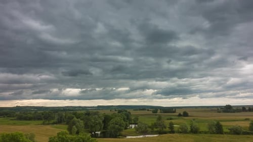 Zeitraffer eines Dramatisch Himmels über der ländlichen Landschaft, stürmische Wolken, die sich auf dem Land bewegen