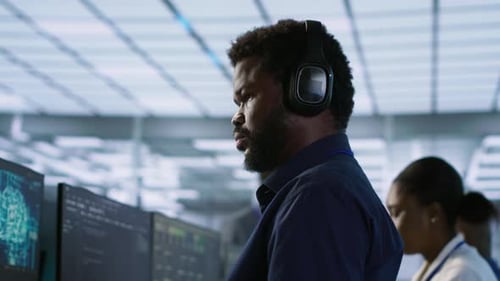 Un ingeniero utiliza un dispositivo de Audio para escuchar podcasts en un centro de datos