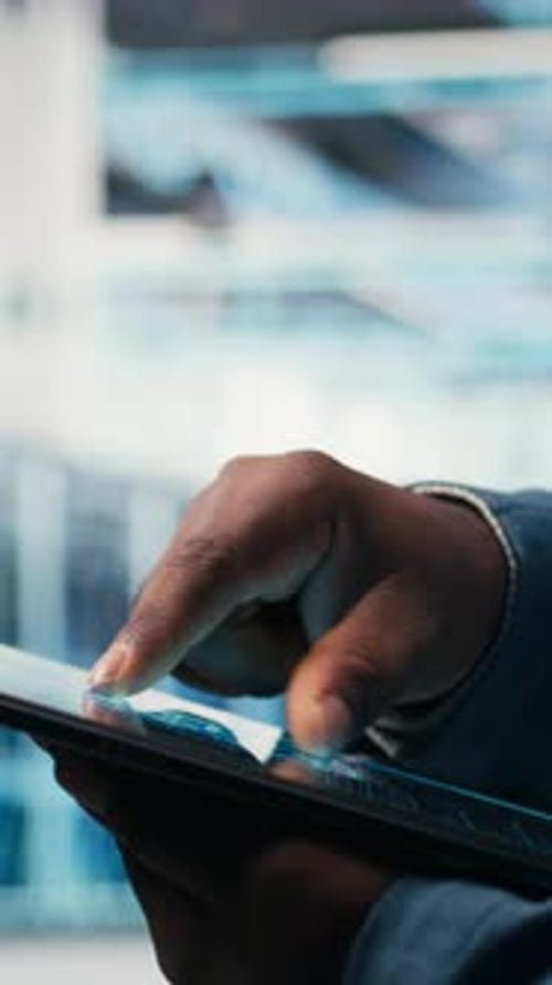 Vertikale Videonahaufnahme eines Rechenzentrumsingenieurs, der KI-Software auf dem Tablet verwendet