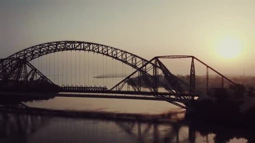 Vue de Lansdowne et du pont Ayub sur le fleuve Indus pendant la lumière du soir. Plan de suivi aérien vers la gauche