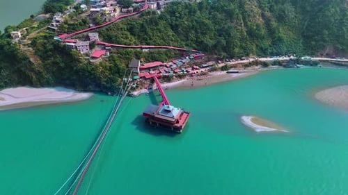 Drone capture le temple de Dhari Devi au milieu des magnifiques rivières himalayennes et de la verdure.