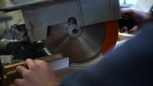 Nahaufnahme eines Gehrungssägeblattes beim Holzschneiden in einer Werkstatt