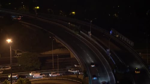 Autos, die nachts über die Brücke fahren