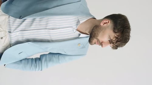 Mann in blauer Jacke und weißem Hemd auf weißem Hintergrund