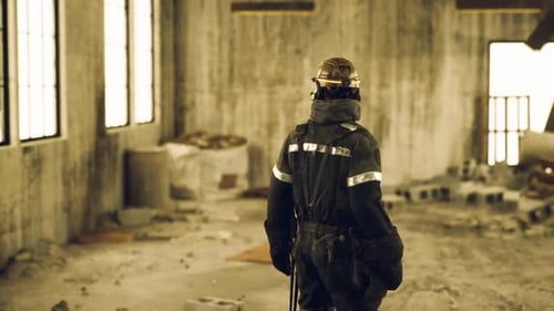 Trabajador de la construcción inspeccionando un sitio de construcción al final de la tarde