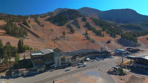 Station de ski de Mammoth Lakes Mountain Station McCoy Lodge principal Minaret Upper Panorama Gondola Summer Drone