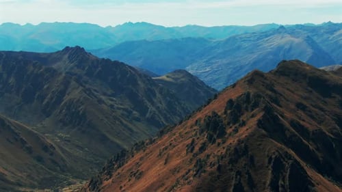 Sobrevuelo en cámara lenta de picos escarpados en los Andes peruanos