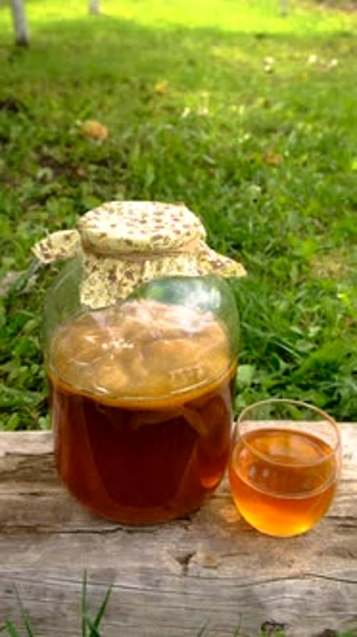 Kombucha dans un bocal à la maison | Selective Focus