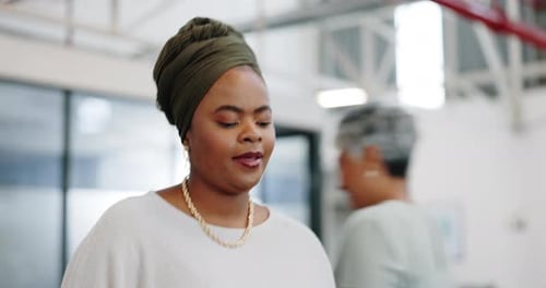 Чернокожая женщина, бизнес-менеджер и заходящая в офис для планирования и управления рабочим процессом