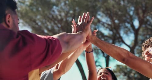 High Five, Leute und Freunde mit Party, Draußen und Zusammensein mit Unterstützung