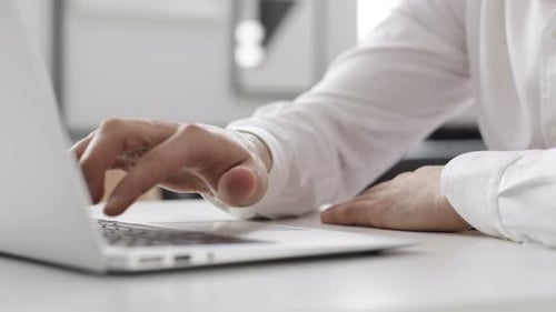 Vielbeschäftigter männlicher Geschäftsmann startet Brainstorming für eine finanzielle Idee. Konzentration beim Text