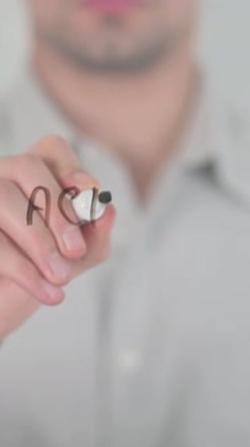 Ergebnisse erzielen, mit der Hand auf den Bildschirm schreiben, vertikales Video