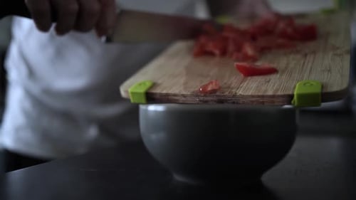 Frische Tomaten zum Kochen hacken — Küchenzubereitung und kulinarisches Schneiden