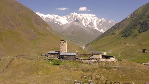 Die Ushguli-Kirche der Mutter Gottes