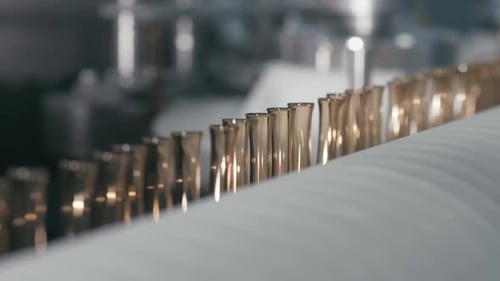 Flacon de sérum rotatif sur un convoyeur dans une usine de fabrication moderne
