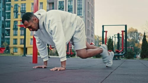 Deportista latinoamericano saludable que corre haciendo ejercicio en tabla para correr, para abdominales, entrenamiento deportivo