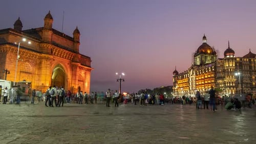 Timelapse do crepúsculo caindo sobre The Gate Way of India e The Taj Mahal Palace Mumbai