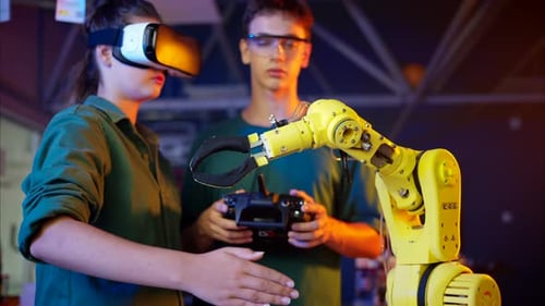Students Operate Robotic Arm with VR Headset