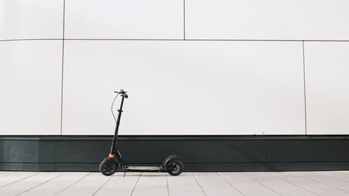 Mann fährt Elektroroller