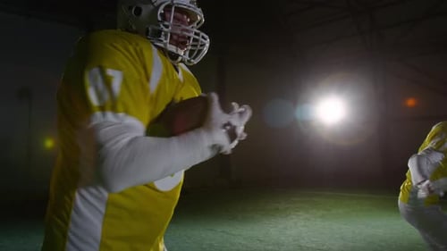 Der Fußball-Athlet von Gridiron fängt den Pass seines Teamkollegen und rennt in die Endzone