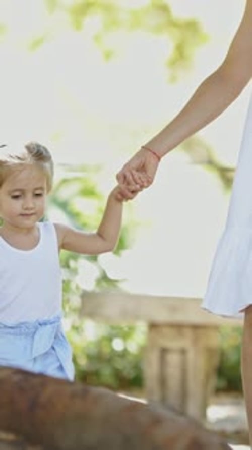 Caminando en familia por el parque