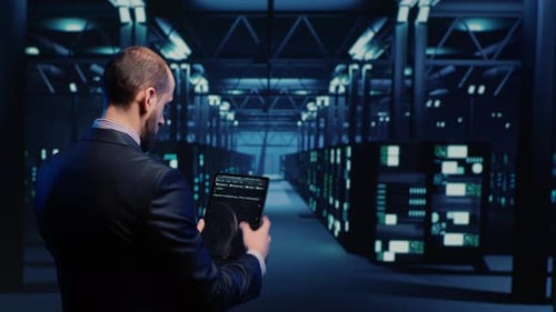 Rechenzentrumsingenieur überprüft funktionierende Servercomputer