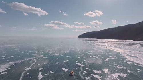 Luftkissenfahrzeug auf gefrorenem Baikalseeeis mit Rissen, Luftaufnahme der Oblast Irkutsk