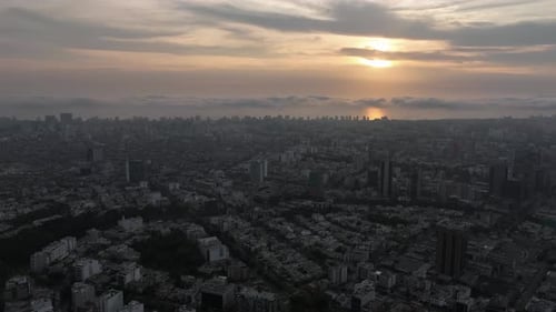 Time Lapse de una impresionante nube infinita que se mueve sobre la ciudad de Lima, Perú